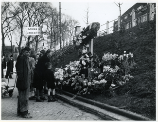 1977-3312 Bloemenhulde bij een gedenkkruis in het talud van de Oostzeedijk, ter hoogte van de Hoflaan, ter ...