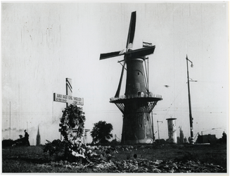 1977-3313 Bij gedenktekens op het Oostplein vindt een herdenking plaats voor de soldaten die hun leven lieten voor de ...