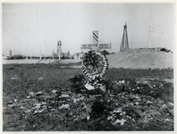 1977-3314 Bij gedenktekens op het Oostplein vindt een herdenking plaats voor de soldaten die hun leven lieten voor de ...