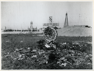 1977-3314 Een krans bij een gedenkkruis voor de gefusilleerden tijdens de Tweede Wereldoorlog op het Oostplein.
