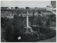 1977-3315 Bij gedenktekens op het Hofplein vindt een herdenking plaats voor de soldaten die hun leven lieten voor de ...