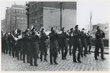 1977-3325 De Mariniers zijn weer terug in Rotterdam en staan in het gelid op de Coolsingel, na de bevrijding en het ...