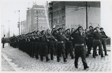 1977-3326 De Mariniers zijn weer terug in Rotterdam en staan in het gelid op de Coolsingel, na de bevrijding en het ...