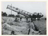 1977-3334 Door de Duitsers vernielde kranen en kapotte kademuur aan de Waalhaven in het laatste jaar van de Tweede ...