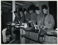 1977-3349 Nederlandse mannen met gereedschap in een werkkamp, georganiseerd door de Nederlandsche Arbeidsdienst, ...