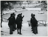 1977-3372 Arbeiders bij een bevroren vijver bij een werkkamp, georganiseerd door de Nederlandsche Arbeidsdienst, ...