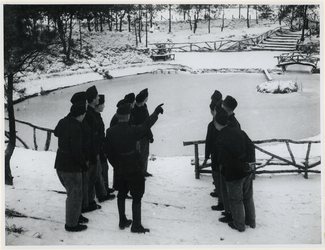 1977-3372 Arbeiders bij een bevroren vijver bij een werkkamp, georganiseerd door de Nederlandsche Arbeidsdienst, ...