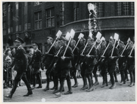 1977-3376 Een optocht van arbeiders met spaden op de Grote Marktstraat in Den Haag, georganiseerd door de Nederlandsche ...