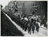 1977-3383 Vertrek van Duitse soldaten op de Oostzeedijk tijdens Dolle Dinsdag.