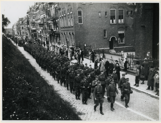 1977-3383 Een colonne van vertrekkende Duitse militairen op de Oostzeedijk-Beneden na de bevrijding op de Duitse ...