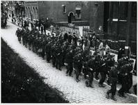 1977-3384 Een colonne van vertrekkende Duitse militairen op de Oostzeedijk-Beneden na de bevrijding op de Duitse ...