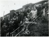 1977-3385 Op de trap naar de Oostzeedijk kijkt de bevolking naar een colonne vertrekkende Duitse militairen na de ...