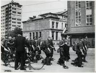 1977-3386 Vertrek van Duitse soldaten op de Coolsingel tijdens Dolle Dinsdag.