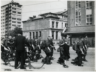 1977-3386 Een colonne vertrekkende Duitse militairen op de Blaak na de bevrijding op de Duitse bezetter en het laatste ...