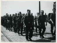 1977-3387 Vertrek van Duitse soldaten op de Coolsingel tijdens Dolle Dinsdag.