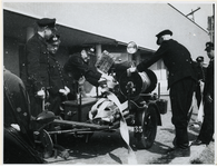 1977-3391 Oefening van de brandweer met een brandweerspuit op een aanhangwagen, tijdens de bezettingsjaren in de Tweede ...