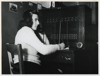 1977-3406 Een telefoniste op het distributiekantoor aan de Baan, tijdens de bezettingsjaren in de Tweede Wereldoorlog.
