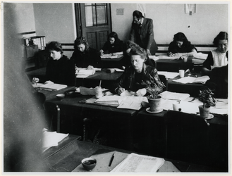 1977-3408 Administratief personeel op het distributiekantoor aan de Baan, tijdens de bezettingsjaren in de Tweede ...
