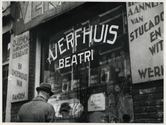 1977-3427 Etalageruit van een winkel met het opschrift Verfhuis Beatri , na de bevrijding op de Duitse bezetter in het ...