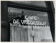 1977-3431 Een café aan de Boezemstraat huisnummer 87 met opschrift: De Vredesduif , na de bevrijding op de Duitse ...