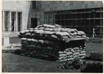 1977-3440 Het standbeeld van Erasmus ter bescherming tegen luchtaanvallen onder zandzakken op het binnenterrein van ...