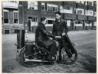 1977-3454 Aan de Rochussenstraat staat een motorrijder met een motorfiets met houtgasgenerator, vanwege de schaarste in ...