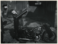 1977-3459 Een motorfiets met houtgasgenerator wordt bijgevuld, vanwege de schaarste in fossiele brandstoffen tijdens de ...
