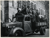 1977-3467 Leden van de Nederlandse Binnenlandse Strijdkrachten (NBS) op een vrachtauto bij het stadhuis aan de ...