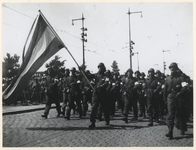 1977-3477 Tijdens Bevrijdingsdag passeren leden van de Nederlandsche Binnenlandsche Strijdkrachten tijdens het defilé ...