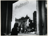 1977-3495 Een ruilwinkel aan de Oostzeedijk-Beneden tijdens de bezettingsjaren in de Tweede Wereldoorlog. In de etalage ...