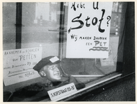 1977-3510 Door de algemene schaarste gedurende de bezettingstijd in de Tweede Wereldoorlog, zitten winkels zonder ...