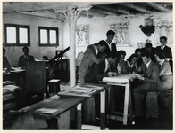 1977-3511 Een leslokaal met studenten van de Academie van Beeldende Kunsten tijdens de bezettingsjaren in de Tweede ...