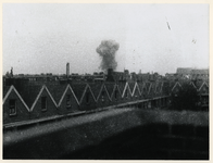 1977-3517 In de achtergrond een rookpluim van de ontploffingen in de haven.