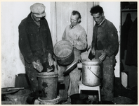1977-3526 De fabricage van noodkacheltjes van wasketels, tijdens de bezettingsjaren in de Tweede Wereldoorlog.