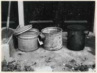 1977-3527 De fabricage van noodkacheltjes van wasketels, tijdens de bezettingsjaren in de Tweede Wereldoorlog.