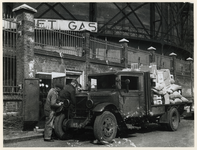 1977-3536 Een vrachtauto tankt persgas, vanwege de brandstofschaarste tijdens de bezettingsjaren in de Tweede Wereldoorlog.