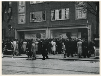 1977-3540 Veel mensen verdringen zich voor de etalage van de Gemeentelijke Ruilbeurs aan de Nieuwe Binnenweg, tijdens ...