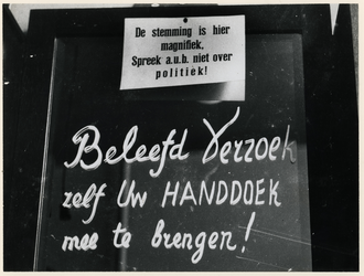 1977-3552 Opschrift op het raam van een kapperswinkel: Beleefd verzoek zelf u handdoek mee te brengen , vanwege de ...