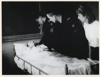 1977-3568 Patiënten en verplegend personeel in een dependance van het Bergwegziekenhuis.