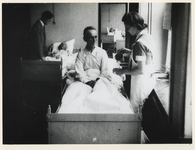 1977-3569 Patiënten en verplegend personeel in een dependance van het Bergwegziekenhuis.