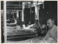 1977-3571 Patiënten in een dependance van het Bergwegziekenhuis.