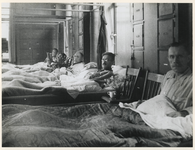 1977-3572 Patiënten in een dependance van het Bergwegziekenhuis.
