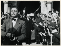 1977-3575 Tijdens Bevrijdingsdag groet burgemeester het feestvierende volk voor het stadhuis.