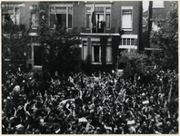 1977-3577 Tijdens Bevrijdingsdag groet burgemeester het feestvierende volk voor zijn huis aan de Hoflaan na de ...