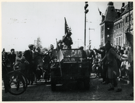 1977-3588 Tijdens Bevrijdingsdag trekken de eerste Amerikaanse bevrijders over de Coolsingel.