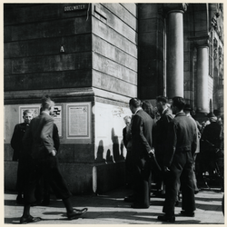 1977-3589 Bevrijdingsaffiches aangeplakt op het stadhuis aan de Coolsingel.