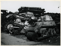 1977-3595 Afgedankt oorlogsmaterieel aan het einde van de Tweede Wereldoorlog.