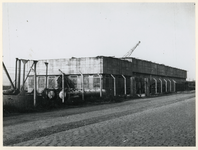 1977-3603 De bouw van een betonnen gebouw als onderdeel van de verdedigingswerken aan de Waalhaven tijdens de ...