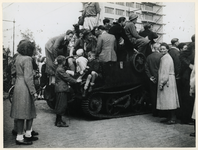 1977-3609 Militairen met een rupsvoertuig worden verwelkomd door burgers op de Coolsingel, na de bevrijding van ...