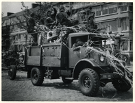 1977-3614 Een vrachtwagen met Canadezen tijdens de historische bevrijdingsoptocht, ter gelegenheid van de herdenking ...